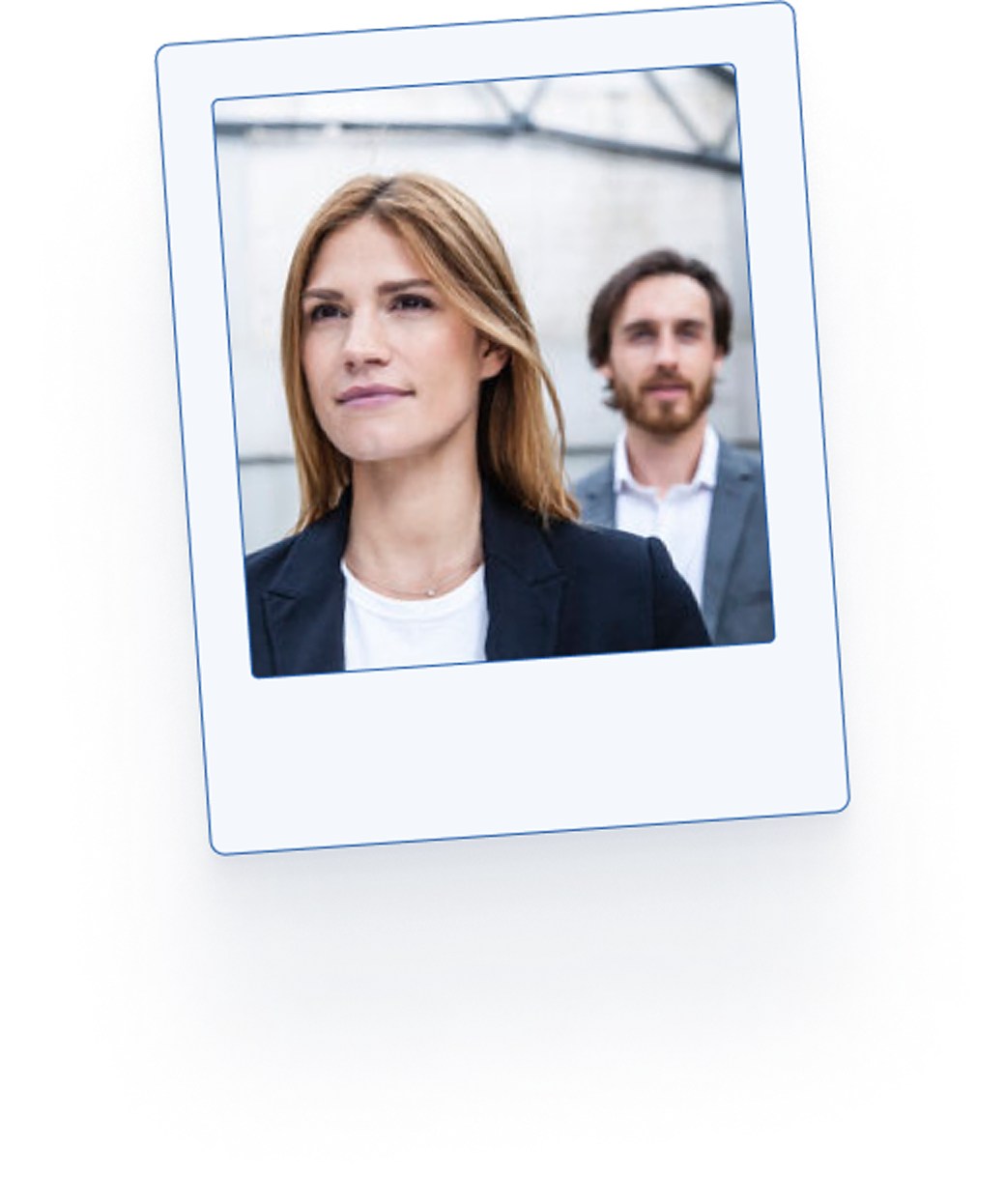 Platzhalterbild Über uns Kategorie Platzhalterbild: Frau und Mann in Business-Kleidung blicken links am Fotografen vorbei