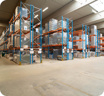 Logistikzentrum Ransbach Lagerhalle mit gestapelten Paletten