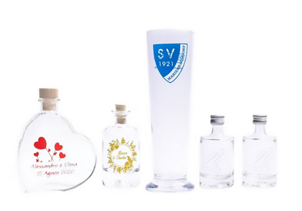 Bedruckte Flaschen und Gläser Produktbeispiel: bedruckte Flaschen mit Kork- und Schraubverschluss und Weizenglas mit Vereinslogo-Druck