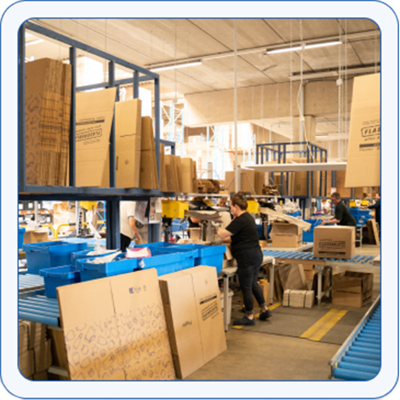 Freundliche Frau in der Logistik verpackt Sendungen