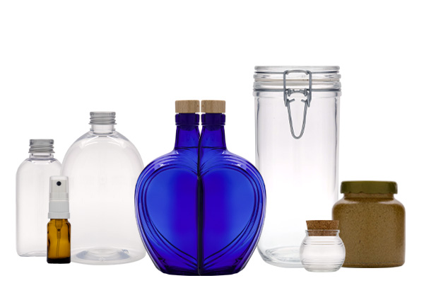 Sortiment an Gläsern und Flaschen