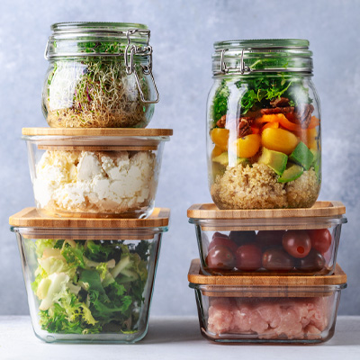 Stimmungsbild: Gruppe mehrerer Aufbewahrungsgläser für Batch Cooking