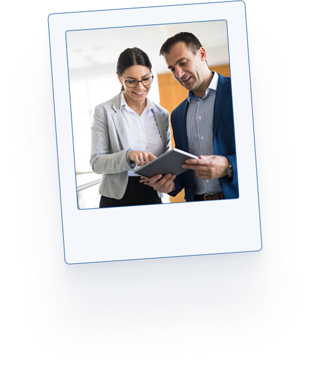 Ein Mann und eine Frau blicken zusammen auf ein Ipad
