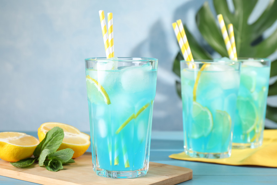 Rezept Les Bleus Limonade Stimmungsbild: Drei Trinkgläser sind mit blauer Limonade gefüllt.