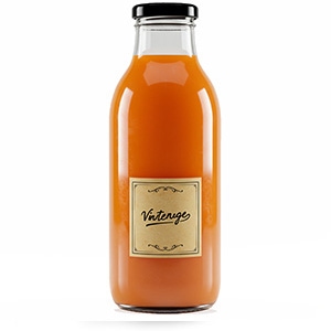 Weithalsflasche gefüllt mit Saft Weithalsflasche gefüllt mit Saft