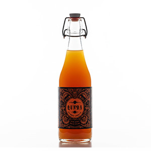 Bügelverschlussflasche Produktbeispiel: gefüllte Bügelverschlussflasche mit Logodesign