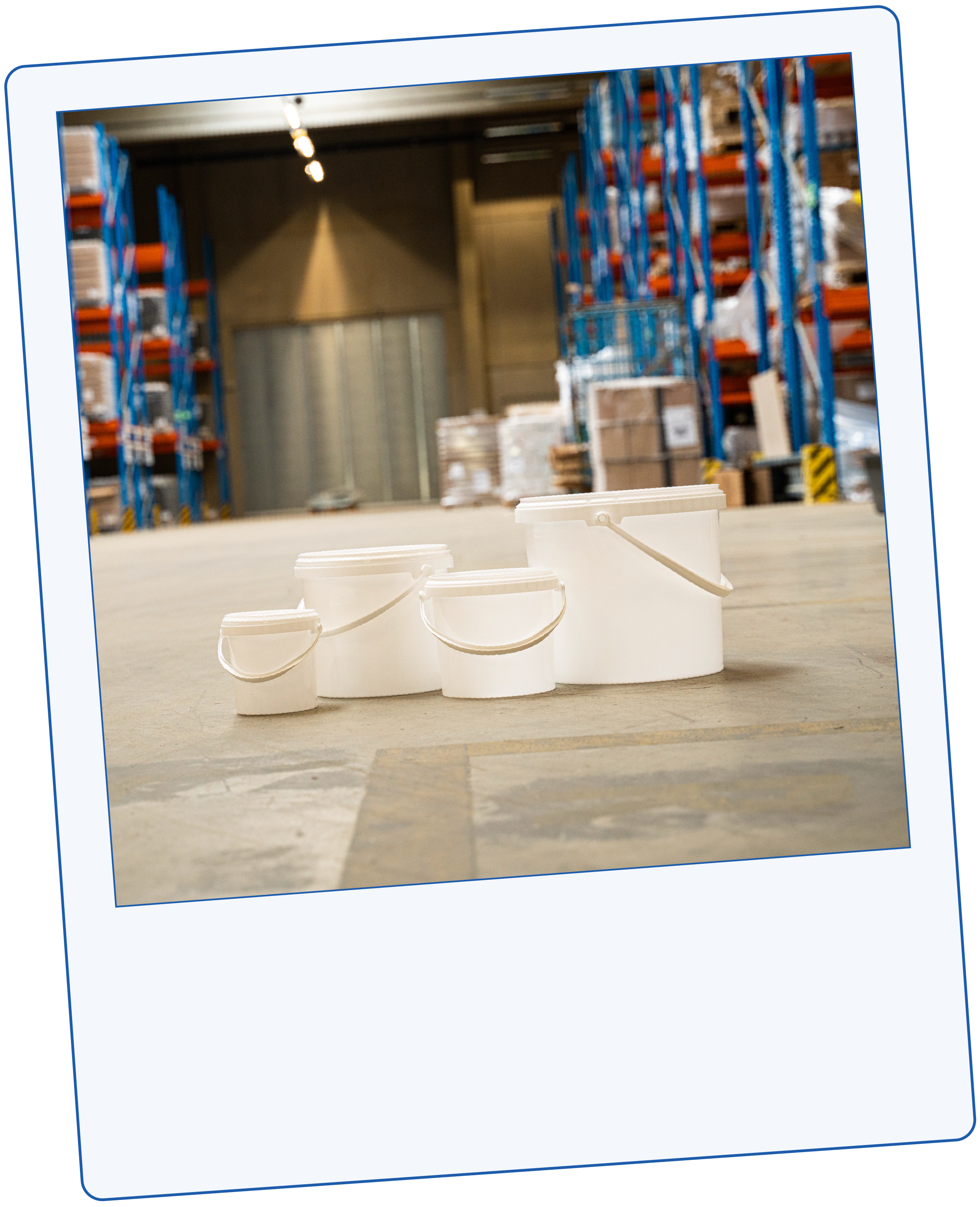 Vier Kunsststoff-Eimer stehen in einer Lagerhalle