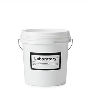 Produktbeispiel: Weißer Eimer mit Deckel trägt ein schwarz-weißes Etikett mit der Aufschrift "Laboratory"