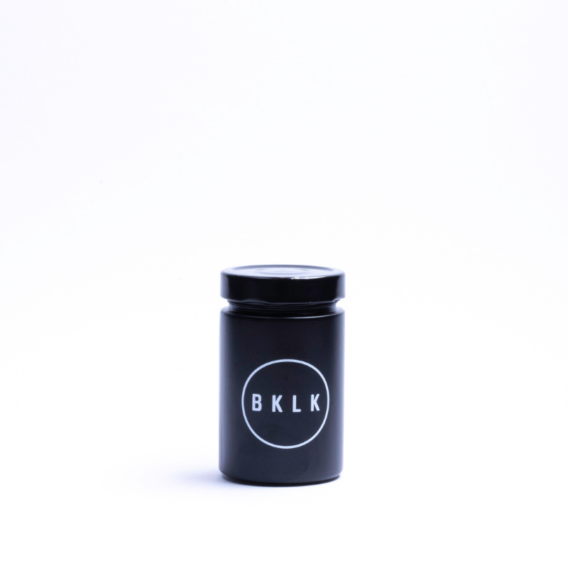 Schwarze Glasflasche BKLK-Logo Produktbeispiel: schwarze Glasflasche mit BKLK-Logo bedruckt