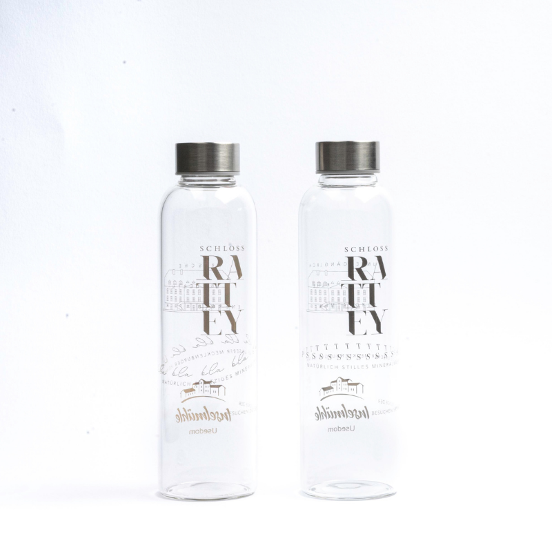 Bedruckte Wasserflaschen Logo Schloss Rattey Zwei transparente Wasserflaschen mit Design des Schlosses Rattey