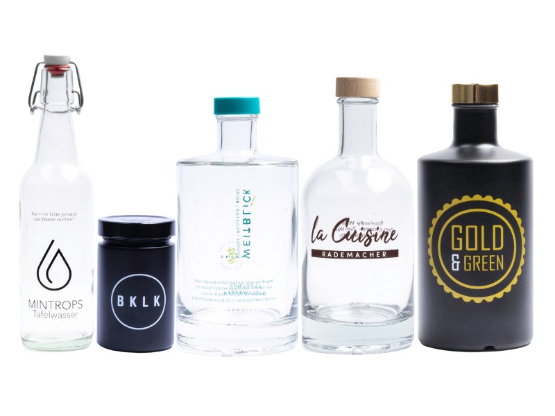 Glasflaschen mit Druck und Veredelung Produktbeispiel: veredelte und bedruckte Flaschen mit verschiedenen Logos und Designs